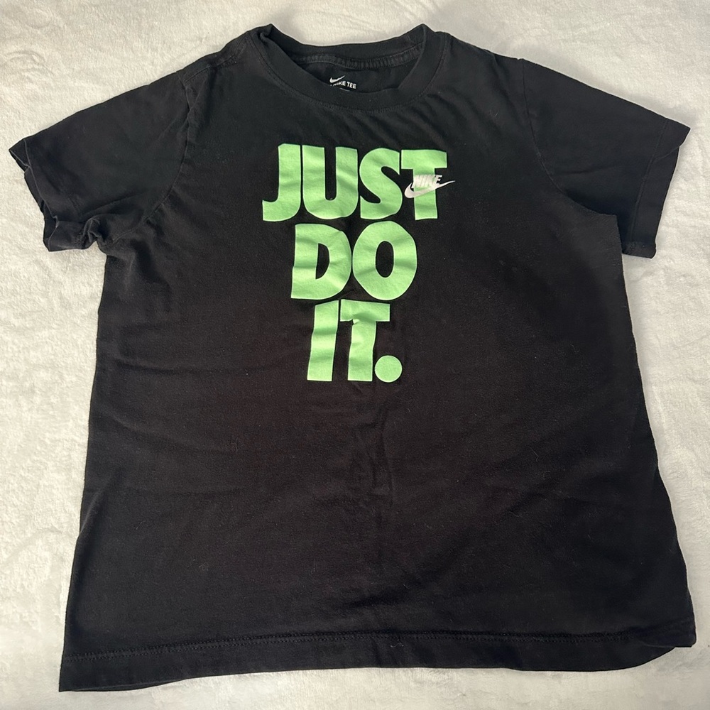 EUC Boys Nike Black & Lime Green Graphic Tee T Shirt Size Medium 10-12